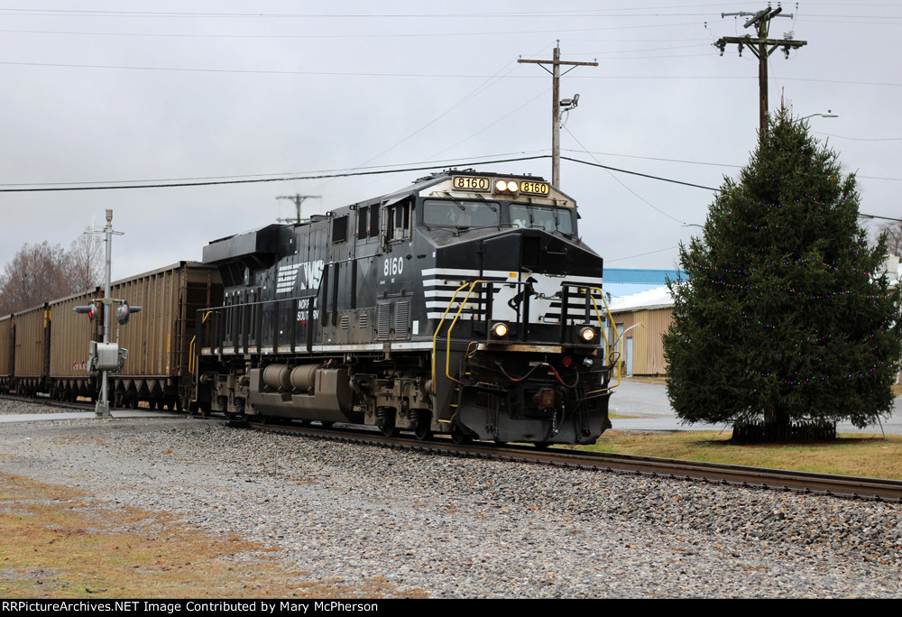 Norfolk Southern power on Canadian Pacific U701